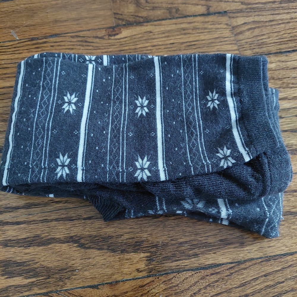 Uniqlo Women's S/M Grey and White Snowflake Patterned HeatTech Knit Leggings